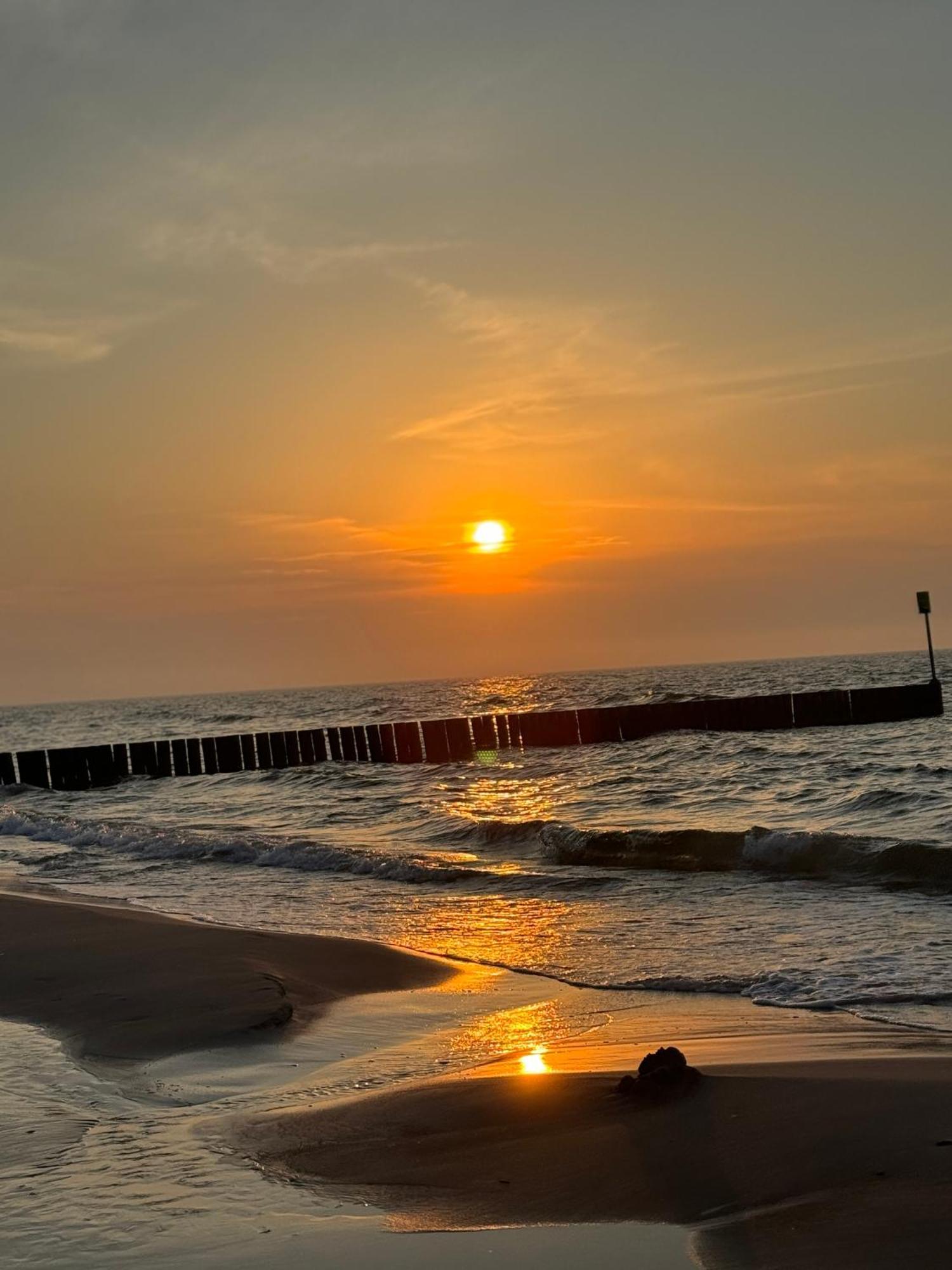 4Summer Kolobrzeg Apartamenty White Blue Sauna & Fitness & Parking 100 Metrow Do Pieknej Szerokiej Piaszczystej Plazy, Wspanialy Widok Z Duzego Tarasu! 100 Meter Zu Einem Schoenen Breiten Sandstrand, Herrliche Aussicht Von Einer Grossen Terrasse! المظهر الخارجي الصورة